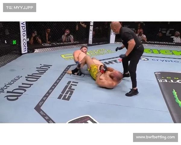 萨瑟兰遭沃克足跟勾逆转,新星展现惊艳地面控制技艺 萨瑟兰遭沃克足跟勾逆转,新星展现惊艳地面控制技艺