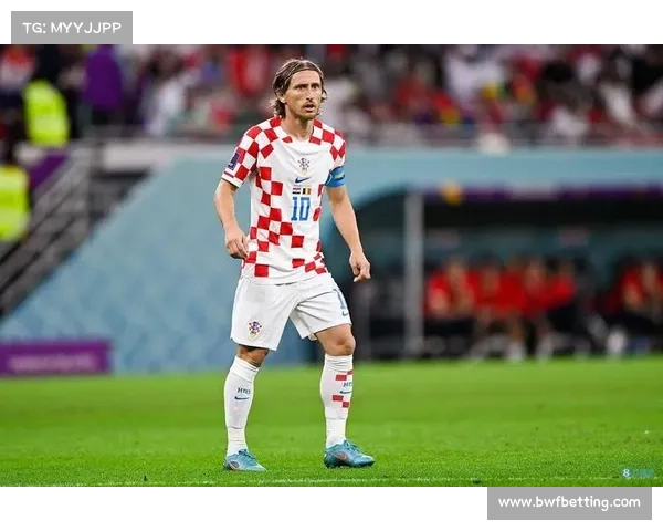 颁奖台阴影处，克罗地亚老将莫德里奇低头擦拭奖牌